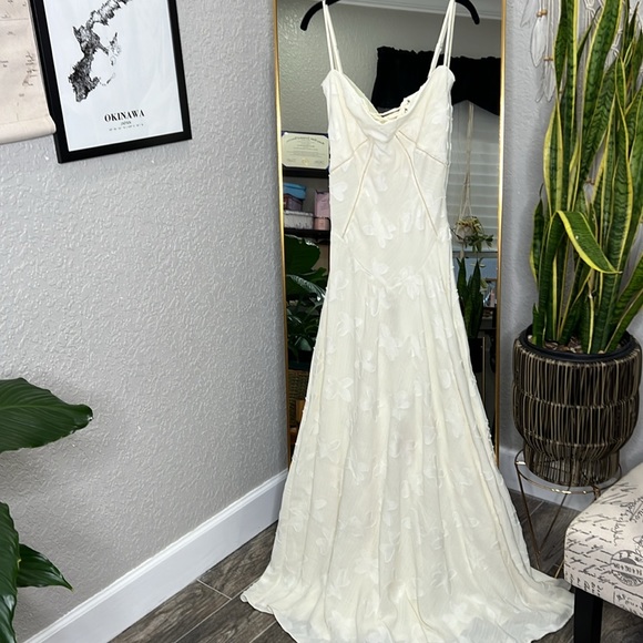 HOUSE OF CB 'Seren' Vintage Cream Floral Lace Back Maxi Dress NWOT - Picture 12 of 17